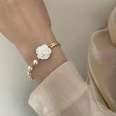 1 Piece of Red Rose and White Rose Pearl Flower Best Friend Bracelet for Women, with A French Temperament and A Niche High-end Butterfly Bow Bracelet