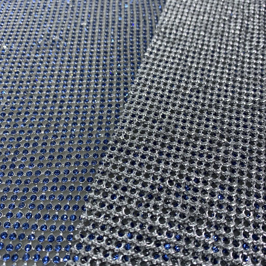 Hochwertiger Lieferant 3mm Masche Strasssteine Blatt Aluminium Kristall Stoff für Kleid Bekleidung