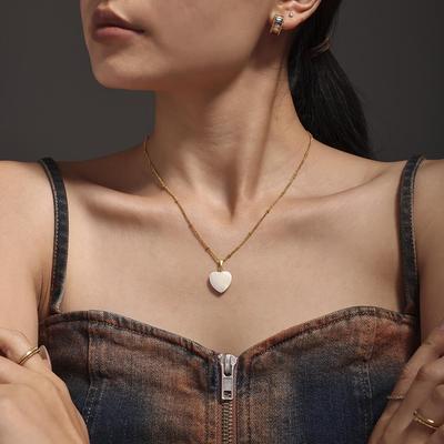 Qiong Yao 18k Gold-Plated Heart Shell Pendant Necklace, Stainless Steel Choker Jewelry.