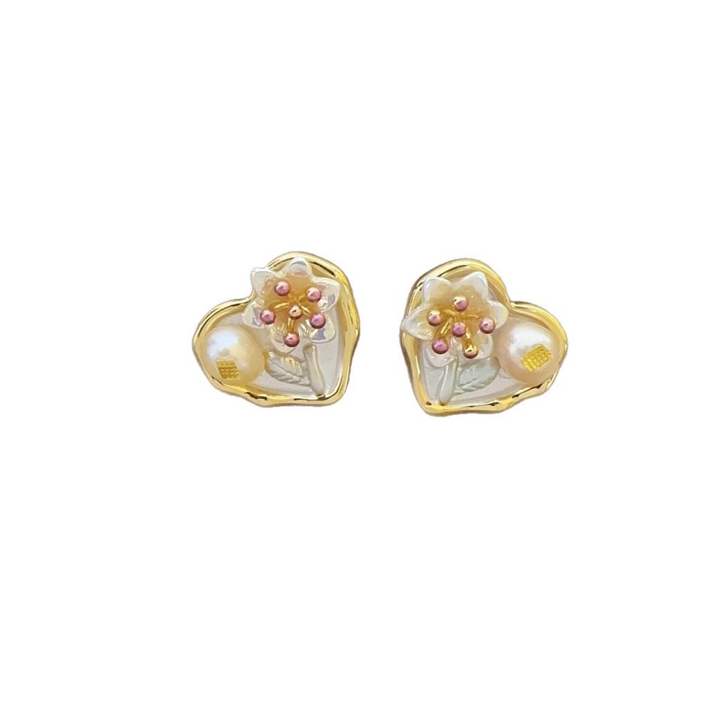 Elegant Heart-Shaped Freshwater Pearl Stud Earrings - Stylish, Luxurious, and Versatile for Women.