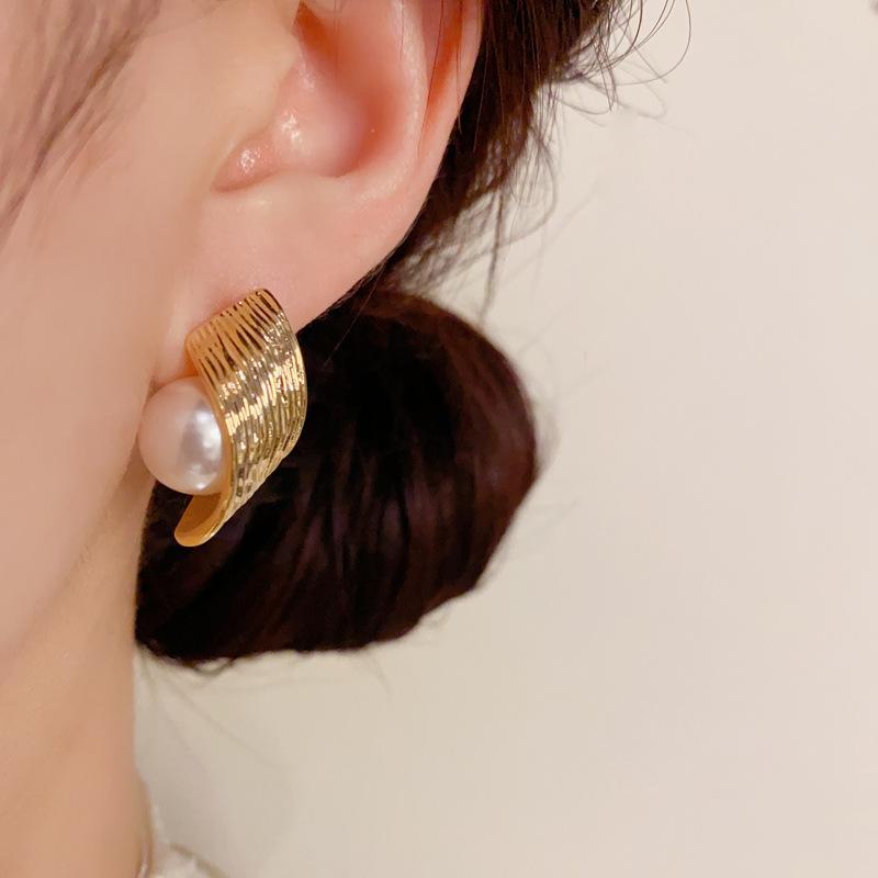 Light Luxury Fashion Personality Metal Surround Pearl Earrings Niche Temperament Simple Design Earrings for Women