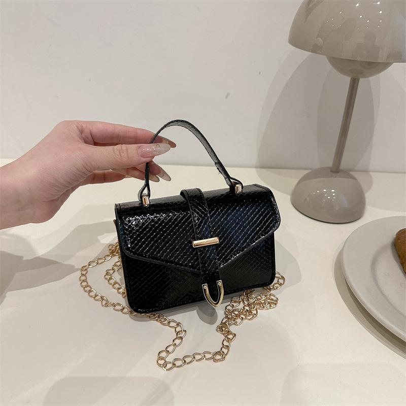 

Высококачественная текстура модный принт зарубежный стиль маленькая квадратная сумка женская универсальная простая европейский и американский нишевый темперамент легкая роскошь мессенджер чёрный
