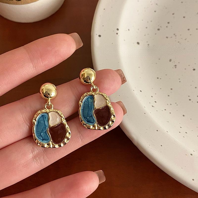 

Необычный дизайн, контрастные цветные серьги для женщин, новинка 2023, стильные маленькие серьги премиум-класса, темпераментные ретро-серьги в гонконгском стиле