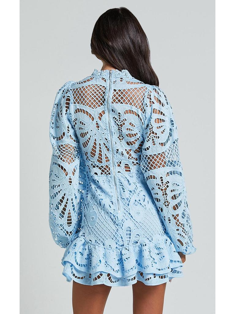 Evropské a americké večerní šaty áčkového střihu se stojáčkem, lucernovými rukávy, volánovým detailem a krajkou rozpustnou ve vodě