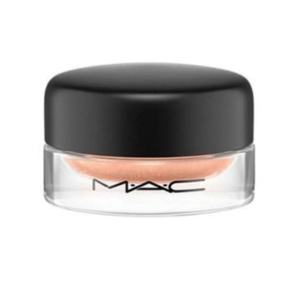 MAC Longwear Paint Pot Ultra-close Base Shadow Bebe in Charms