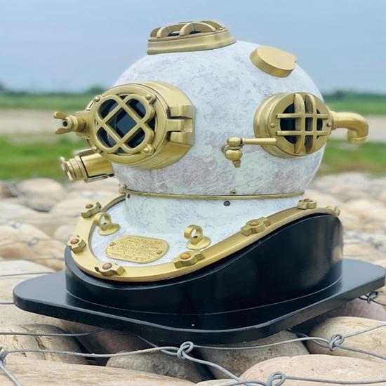 45.72 cm White Diving Helmet Mark V US Navy Diving Divers Helmet with Wooden Base Nautical Maritime Decor Best Gift