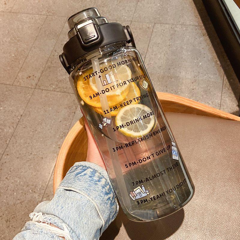 

Соломенная спортивная бутылка для воды 2 л большой вместимости портативная для фитнеса велосипедная с маркером времени Black