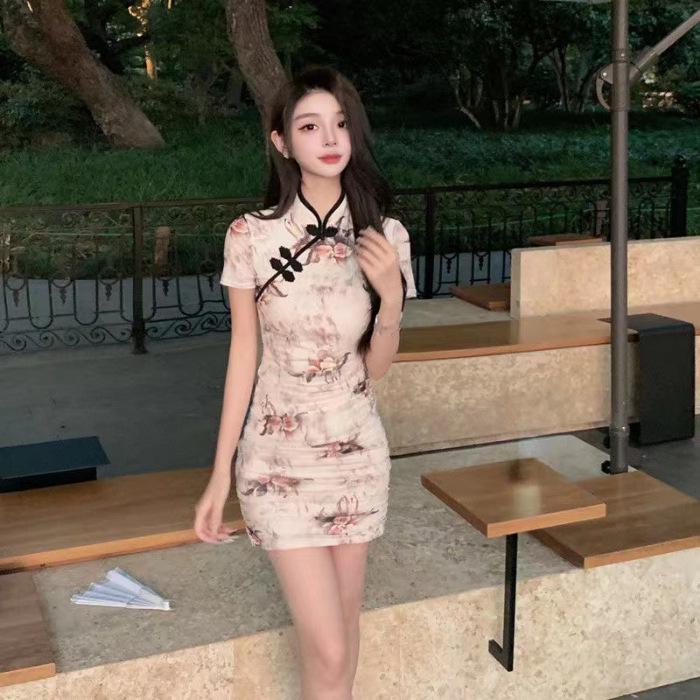 Retro Blumiger Qipao: Sommerkleid im jungen Stil mit Taillenbetonung zur Figurformung