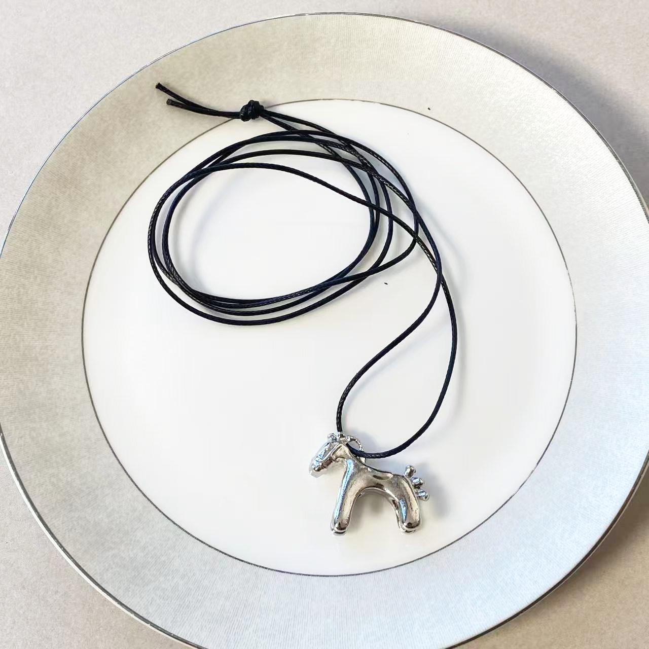 

Геометрическое ожерелье с подвеской из больших и маленьких квадратов One Size