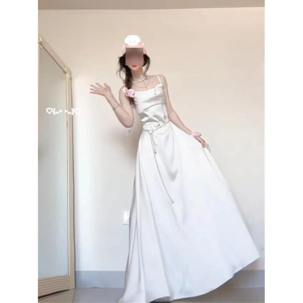 Rochie furou albă, rochie satinată de nișă feminină, gazdă, zi de viață, temperament, fustă subțiatoare