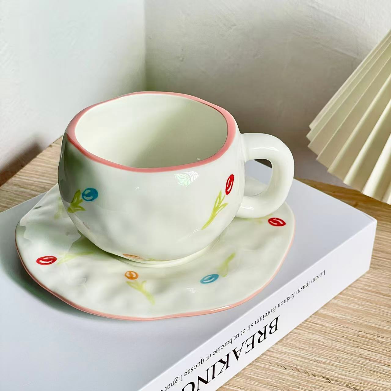

Vintage ins style, hand-painted handmade irregular cute tulip ceramic coffee cup saucer latte drinking cup coffee cup saucer тюльпан кольору