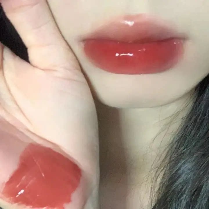 Korean-Style Youthful Look! Mirror-Like Glossy Lip Gloss for Plump Lips, Natural and Pure, Enhances Complexion, Cool Pink Lipstick in Solid Form
