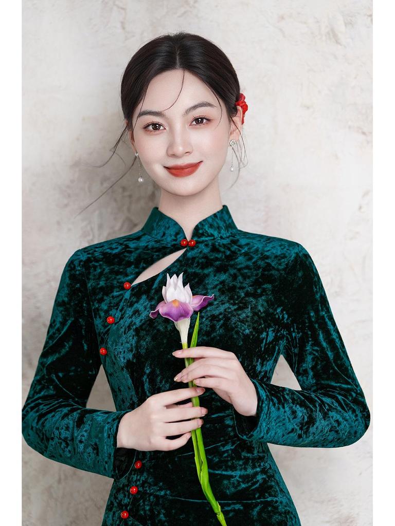 Women's Velvet Green Cheongsam: Retro High-End Autumn/Winter Long Sleeve Dress