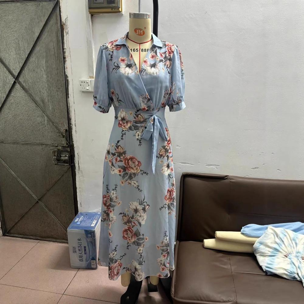 Dámské krátkorukávové šaty s výstřihem do V a digitálním potiskem v pase