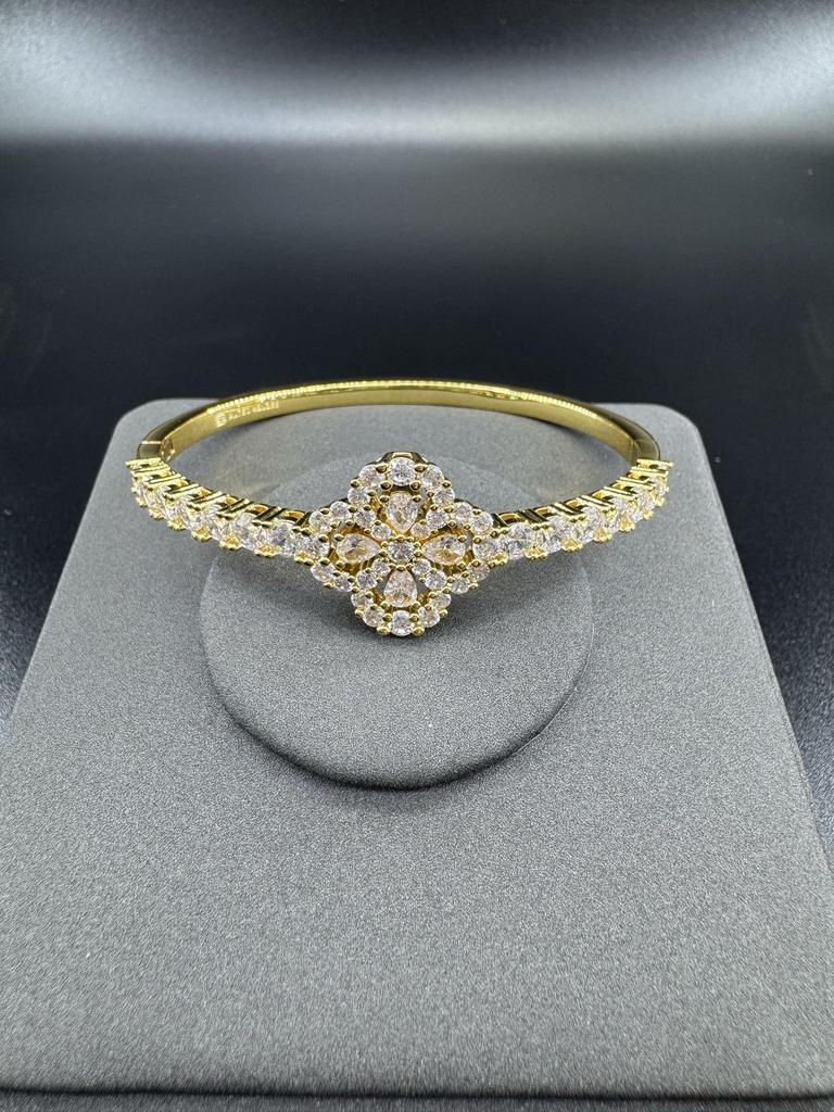 Luxury Diamond Four-Leaf Clover Bracelet - Elegant Valentine's Day Gift