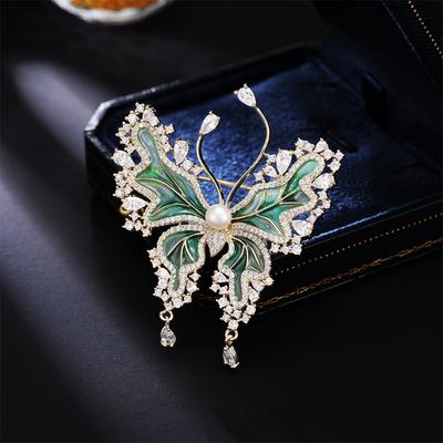 Damska lekka luksusowa designerska elegancka wisząca broszka motyl z imitacji perły z glazurą, modna wszechstronna broszka o niszowym designie