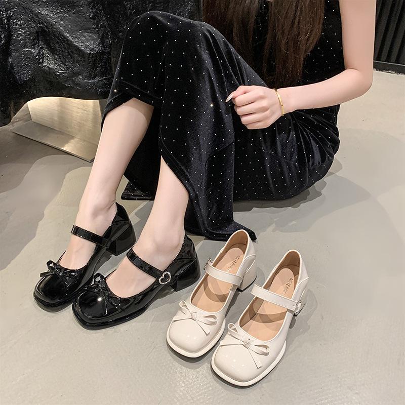 Französische Mary Jane Schuhe Damen 2025 neu Frühling Lackleder eckige Spitze Schleife kleine Lederschuhe leichter Ausschnitt dicker hoher Absatz einzelne Schuhe