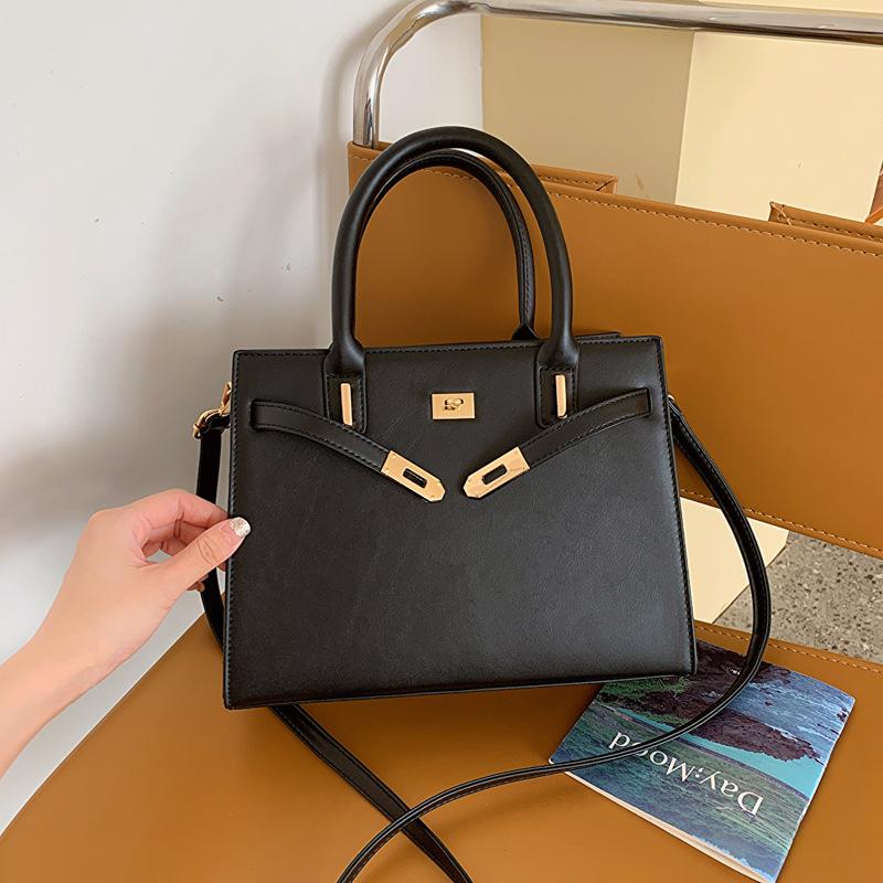 

Элегантная красная свадебная сумочка 2025: Большая вместимость для женщин, идеально подходит для невест и особых случаев Red Smooth