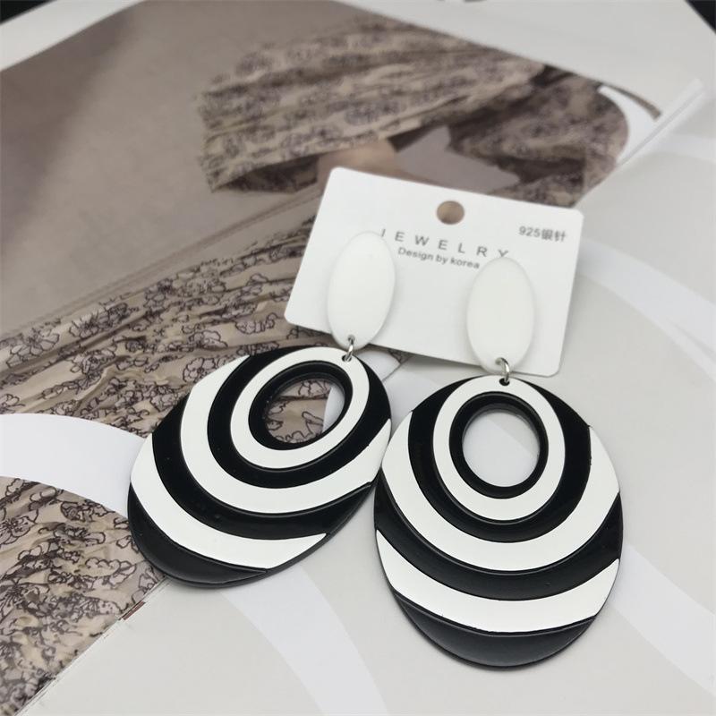 Black & White Color Block Oval Long Earrings: Korean Style, Statement, Versatile, Perfect for Holidays and Beach Wear.