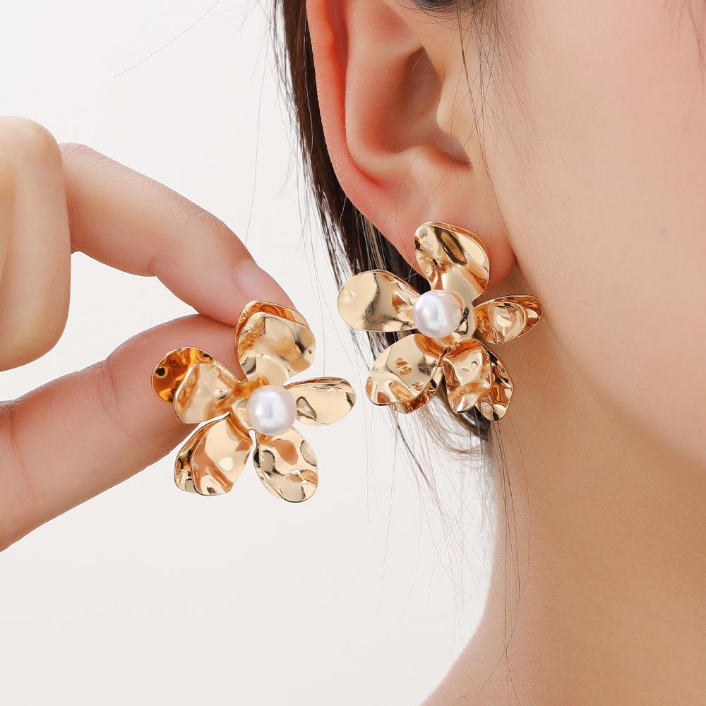 Exaggerated 3D Flower Pearl Earrings: Light Luxury, High-End Metal Style Studs