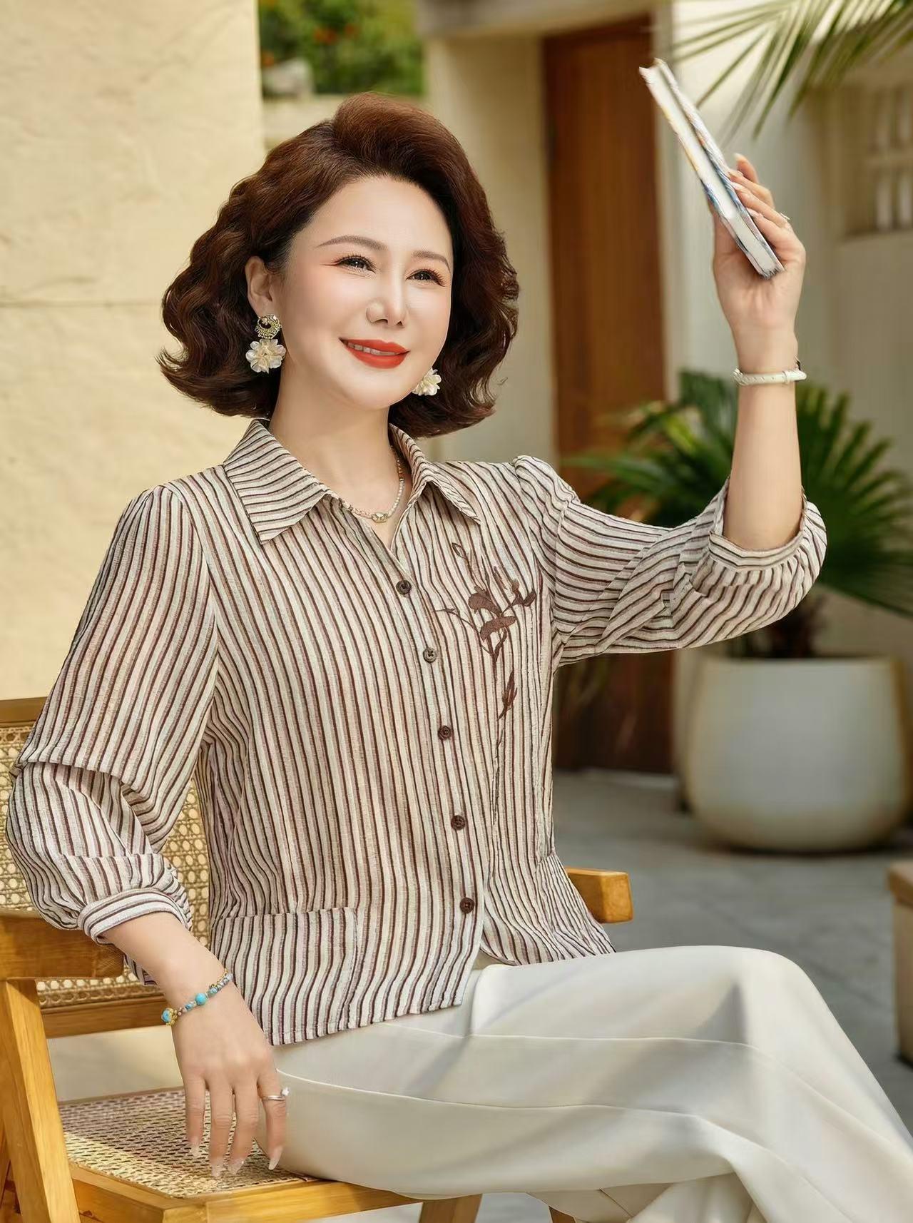 

Mom s Spring Seven-Sleeve Striped Blouse: Stylish Summer Cardigan for Middle-Aged & Elderly Women. 3XL for 120-135 jin коричневий