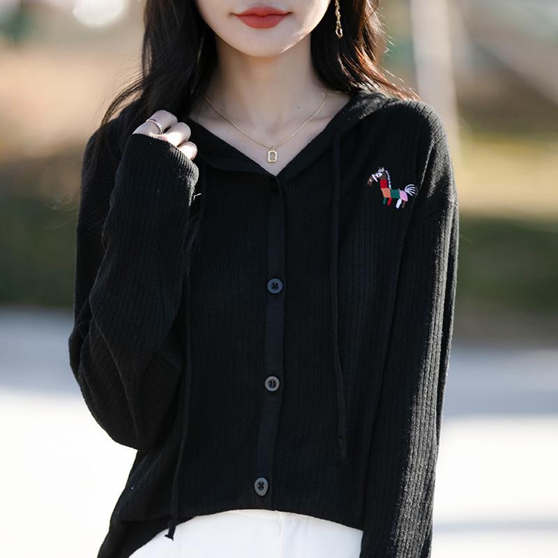 

Весенний новый вязаный кардиган с капюшоном, вышитый цветной лошадью, свободный и универсальный плащ XXL чёрный