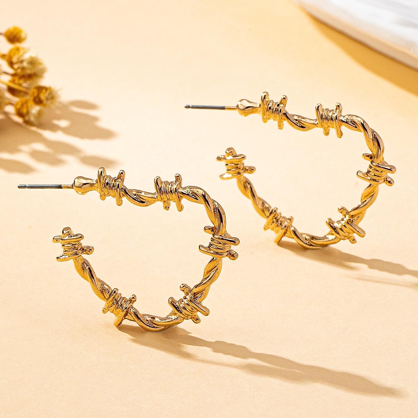 

A Pair of Women s Hoop Earrings, Heart-Shaped Punk Retro Versatile Earrings, Suitable for Daily Wear and Halloween