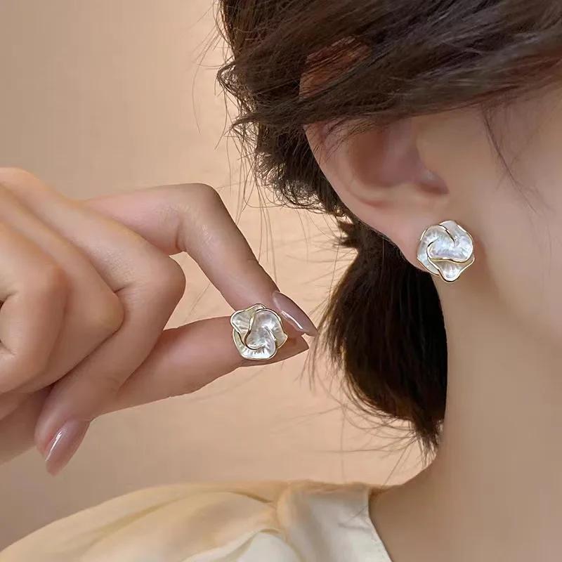 White Enamel Flower Stud Earrings for Women Folded Unique Design Multi-layers Floral Female Small Earrings 2024 New Brincos