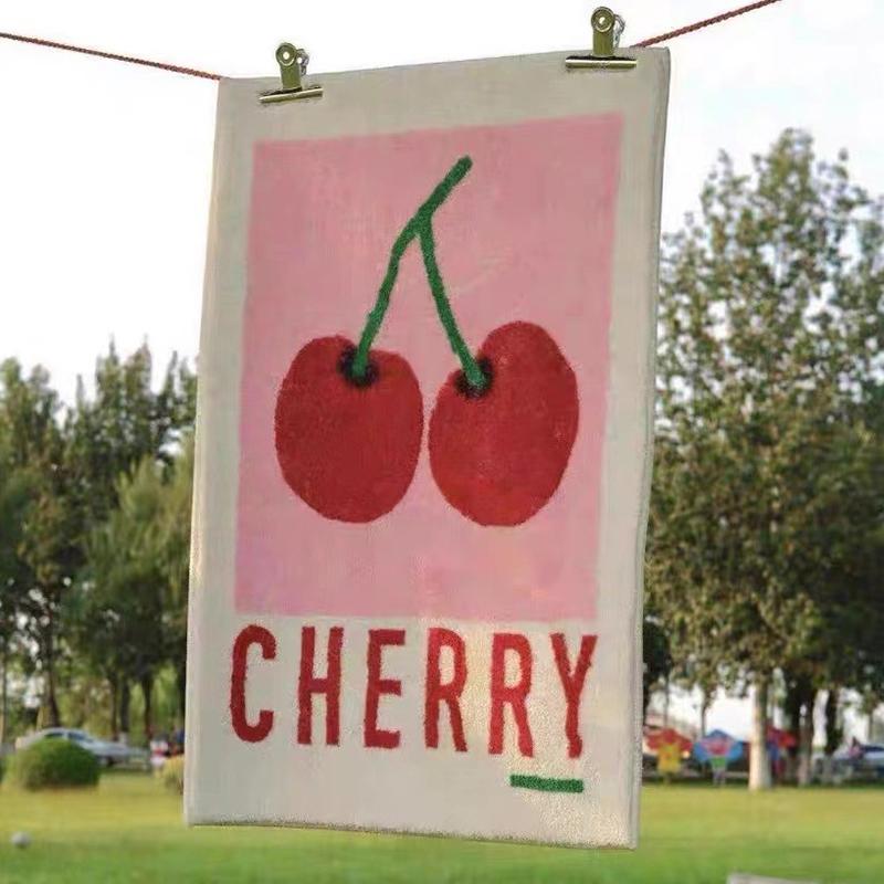 

Мультяшный прикроватный плед в гардеробной, коврик на полу у входа в ванную комнату