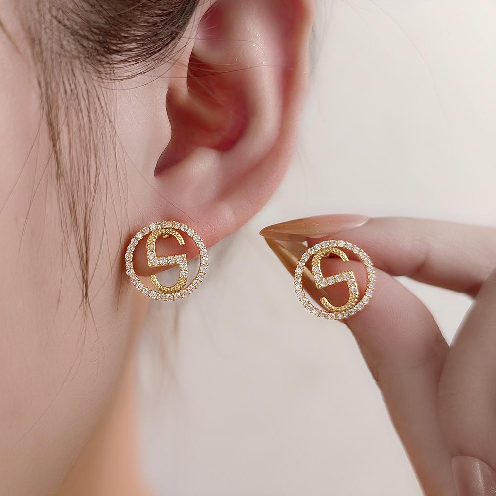 

Korean Fashion Hollow Letter Circle Earrings - Elegant Lightweight Luxury Ear Jewelry