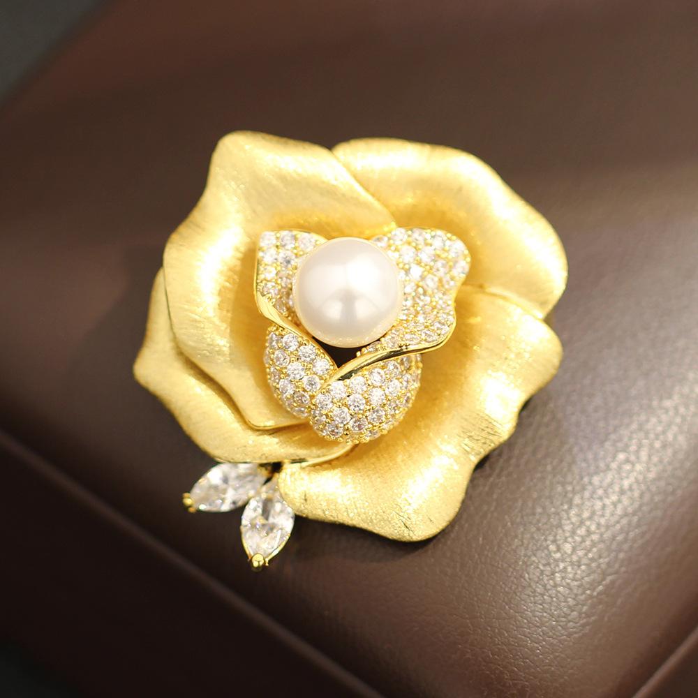 Elegant light luxury high sense gold brushed rose brooch temperament freshwater pearl peony pin brooch female