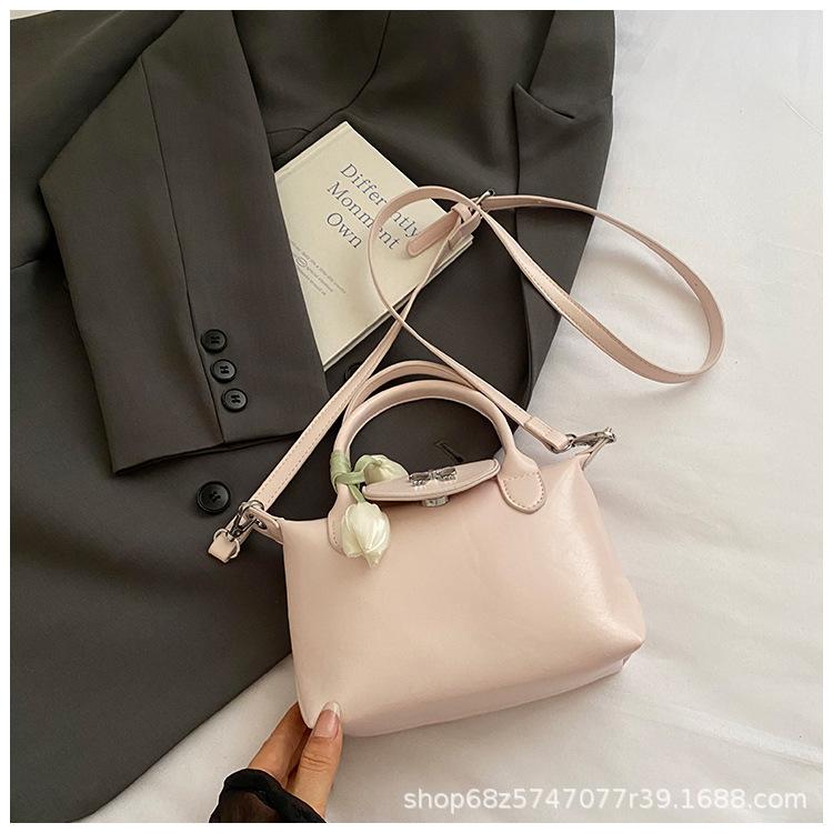 

French bow hand bag female 2025 new foreign style niche design messenger bag versatile dumpling bag tide розовый