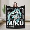 Anime přikrývky Hatsune Miku Fleece Textilní dekorace Multifunkční Super teplá přehozová deka pro domácnost Cestování Prošívaná deka