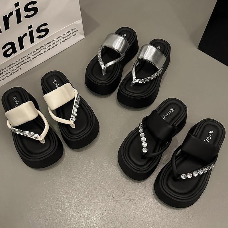 Beautiful thick-soled toe cool slippers women's summer wear 2025 new versatile rhinestone flip-flops non-slip beach shoes