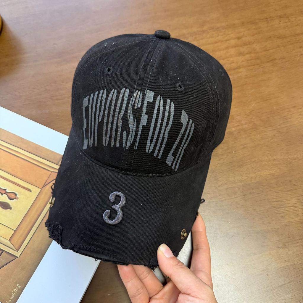 American retro letter baseball cap for women, fashionable distressed versatile wide-brimmed cap for large head sizes, makes the face look smaller,