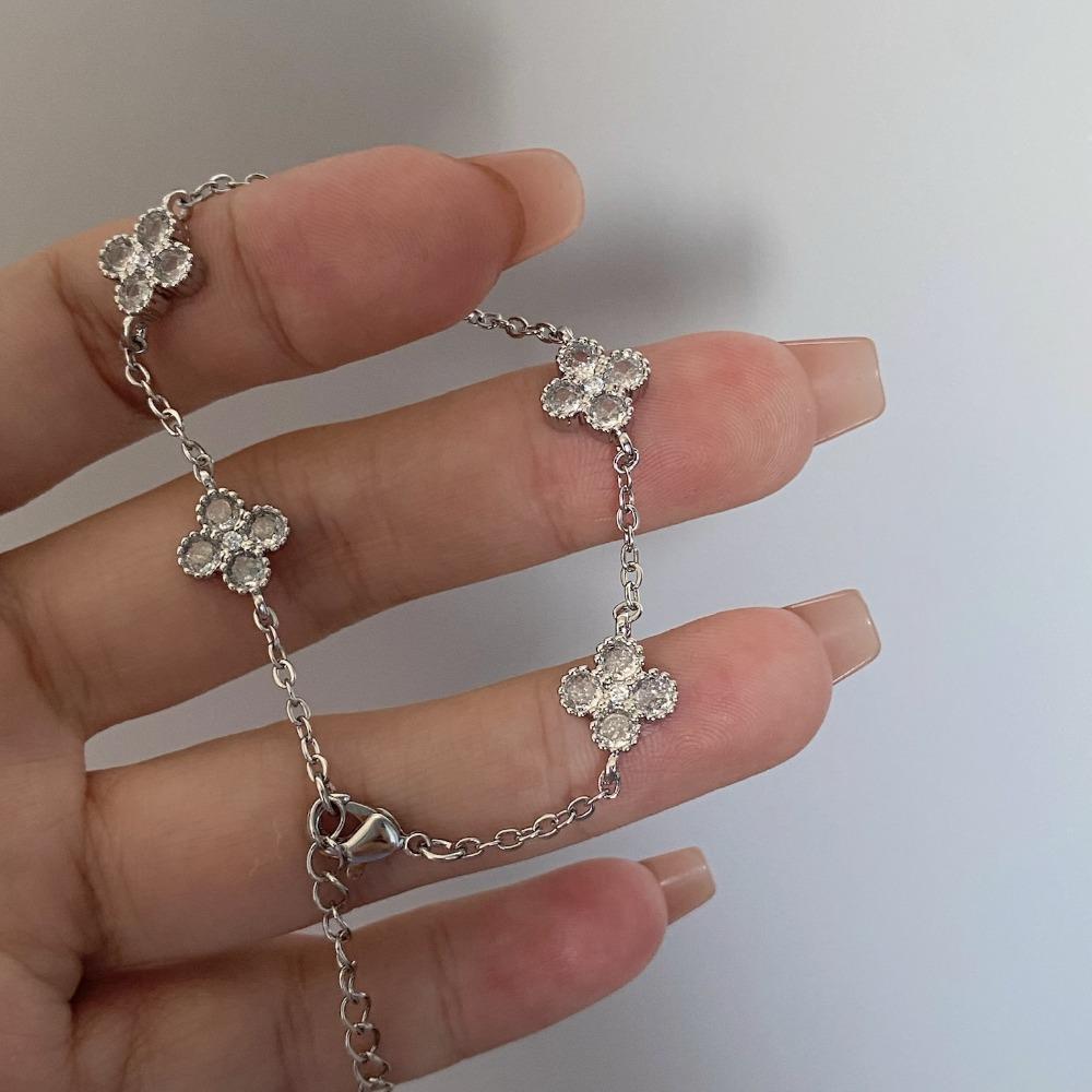 Four-leaf Clover Bracelet for Women Sophisticated and Elegant with Zircon Accents Versatile and Stylish