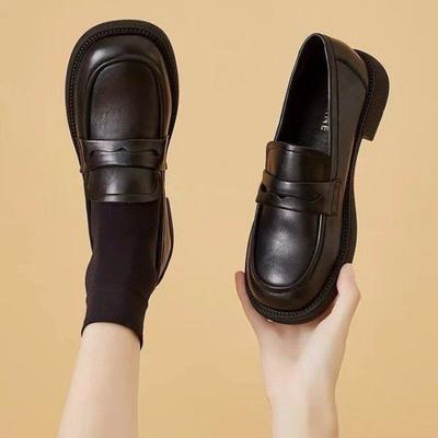 Małe skórzane buty styl brytyjski pojedyncze buty damskie 2025 nowe wiosenne płaskie mokasyny wszechstronne czarne buty do pracy jeden pedał