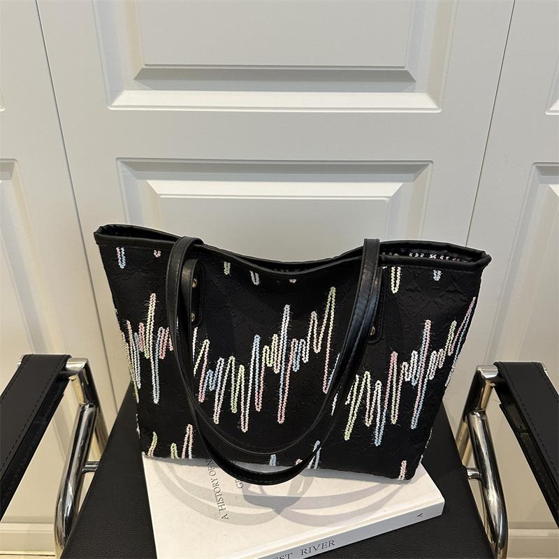 This year, the popular tote bag women's large-capacity 2025 new simple and cute pendant texture commuting shoulder bag