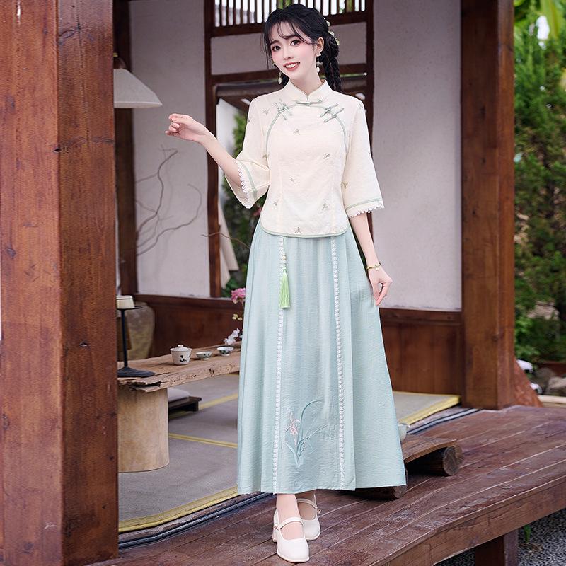 Artistic Retro Embroidered Tang Suit: Han Element Cheongsam Top