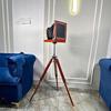 Kamera im klassischen Design mit Holzdreibein Retro-Wohnstil