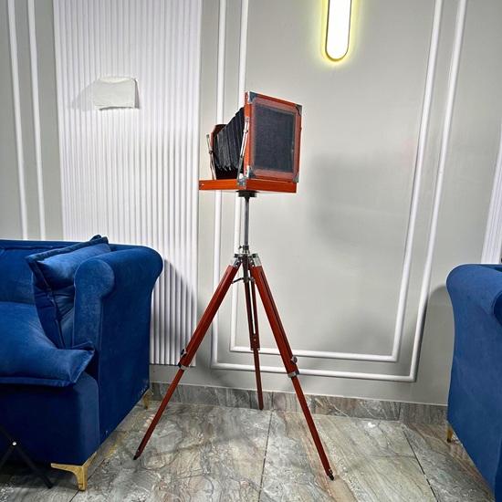 Kamera im klassischen Design mit Holzdreibein Retro-Wohnstil