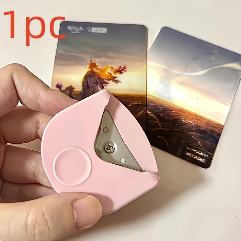 

Многофункциональный углорез для скругления углов, инструмент для рукоделия для сглаживания острых краев и создания скругленных углов розовый