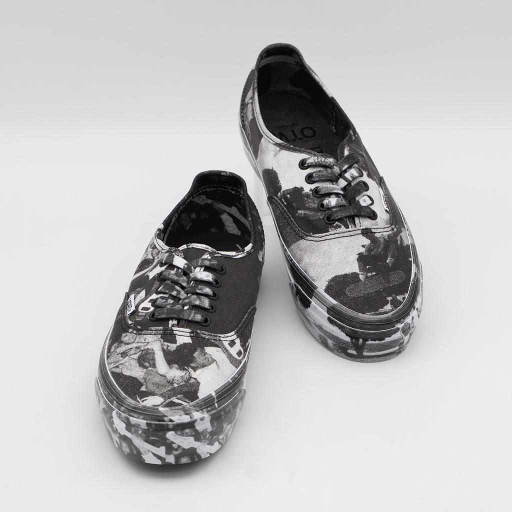 VN000EEUGC7 Atiba Jefferson OTW par Vans Authentic Noir Gris (Pour des hommes)