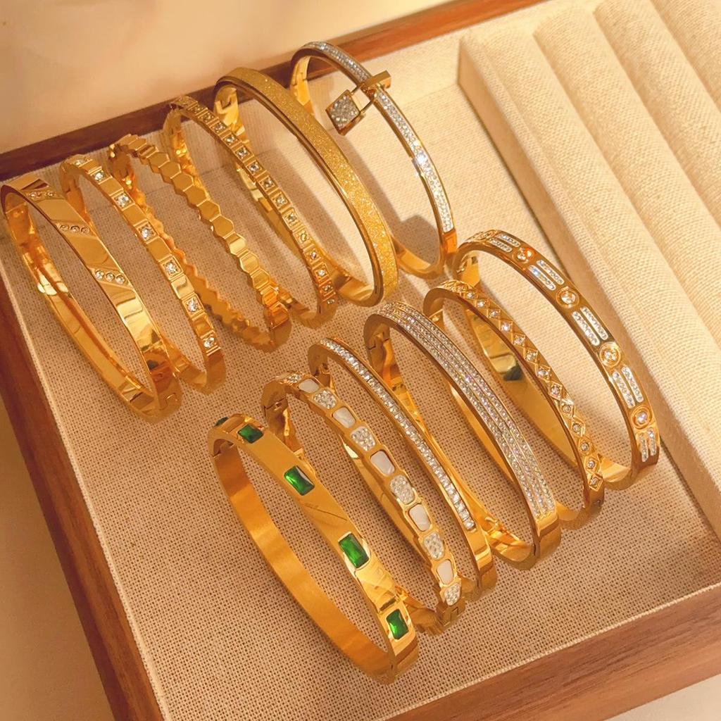 Luxusní dámský náramek z titanové oceli se zirkony a akcenty z bílé perleti