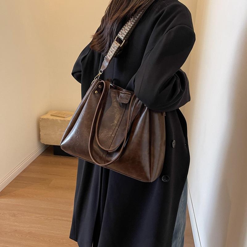 Large capacity tote bag women's autumn and winter fashion retro shoulder bag broadband messenger bag college student class commuter bag