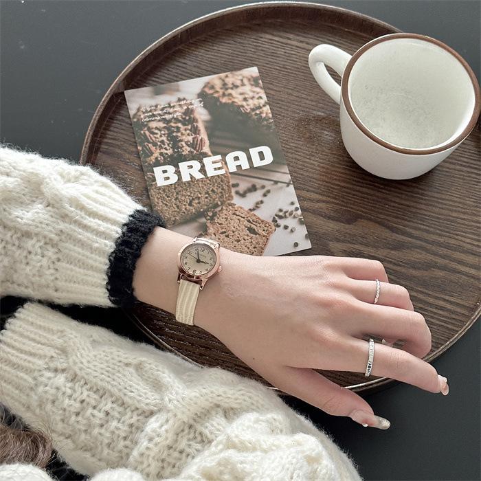 Women's Retro Leather Strap Quartz Watch: Simple, Stylish & Trendy