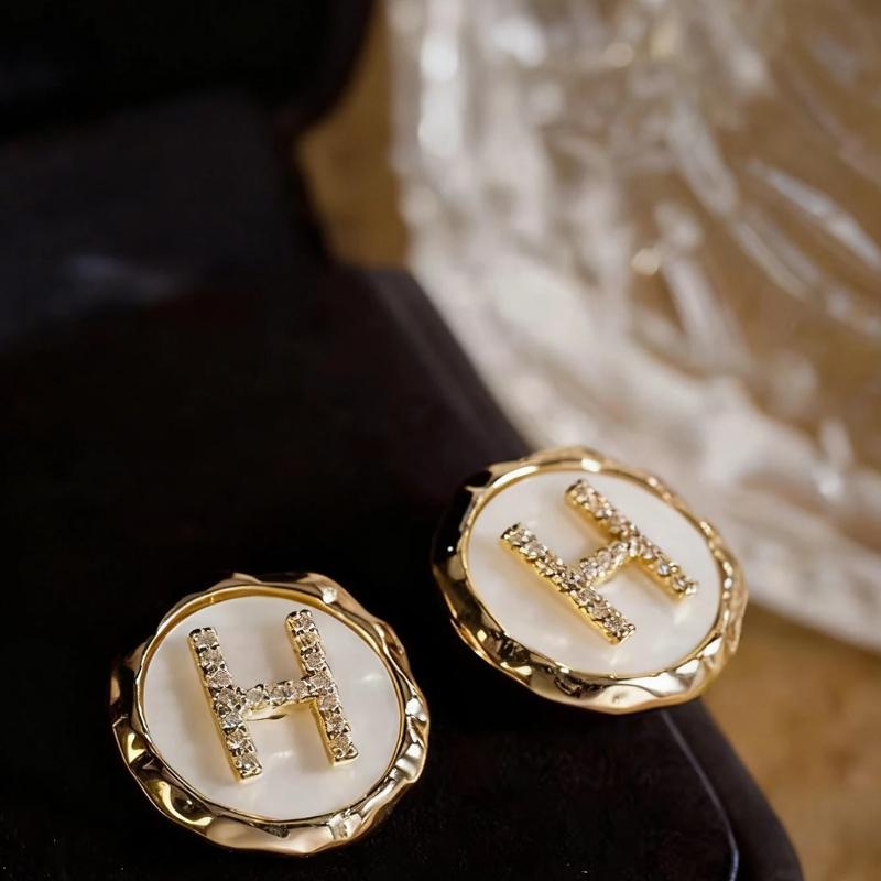H Letter Gold-Plated Stud Earrings, Alloy with Mother-of-Pearl & Rhinestone – Chic Daily Fashion Accessories for Ladies