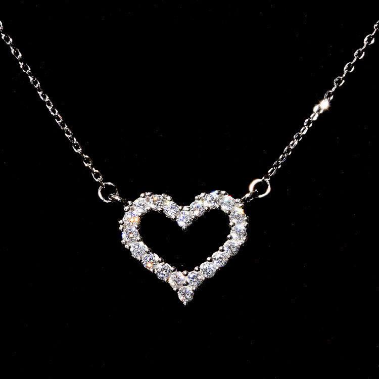 C215 Elegance: Shining Heart Diamond Pendant Necklace