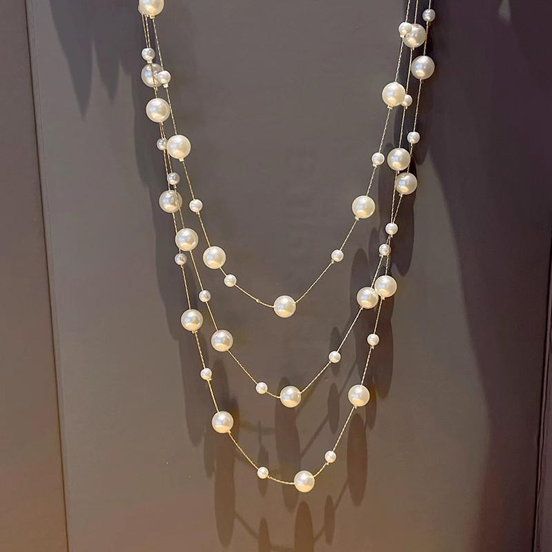 Korean Fashion Pearl Necklace: Elegant Long Chain for Women, Ideal for Sweaters, Versatile for Autumn and Winter.