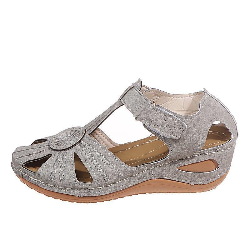 New Shoes: Large-sized Velcro Thick-soled Sandals, Women's Shoes, and Hollowed-out Beach Slippers